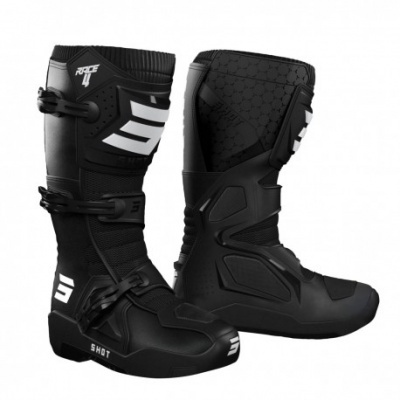Botas pretas de motocross com fechos e texto branco em fundo branco