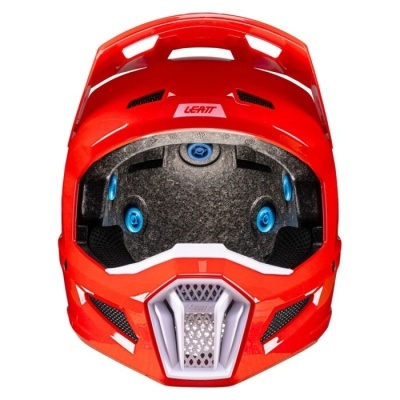 Capacete integral vermelho com detalhes brancos e pretos, interior cinza e azul, marca LEATT visível