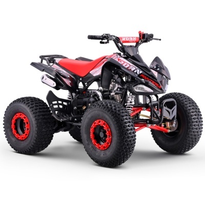 Quad preto e vermelho com pneus largos num fundo branco