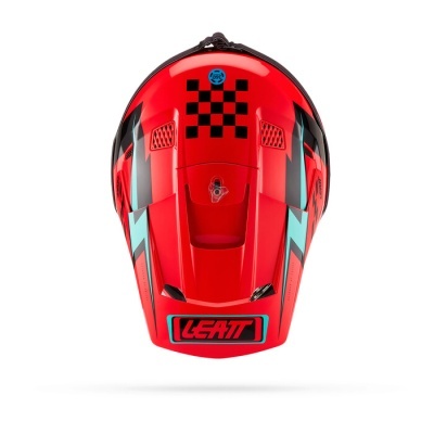 Capacete motocross vermelho com padrão preto e azul e texto LEATT