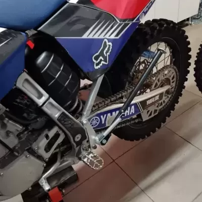 Motocross Yamaha azul, vermelho e preto com selo Fox e pneus off-road
