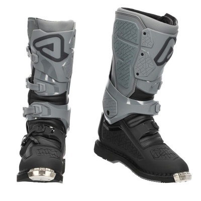 Botas de motocross cinza e preto com proteções rígidas e fechos ajustáveis