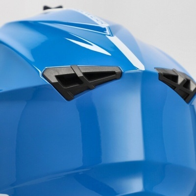 Capacete azul com ventilações frontais pretas e detalhes brancos
