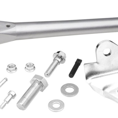 Conjunto de peças metálicas para montagem sobre fundo branco