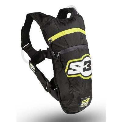 Mochila de hidratação preta com detalhes amarelos e zíperes