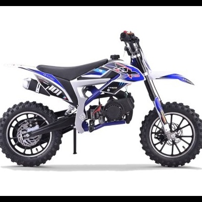 Motocross azul, preto e branco com pneus de borracha cravados e motor visível