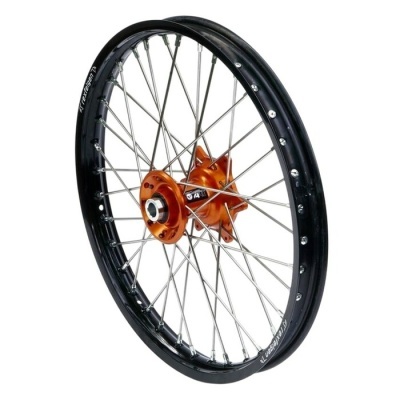 Roda de bicicleta com aro preto, raios prateados e cubo laranja