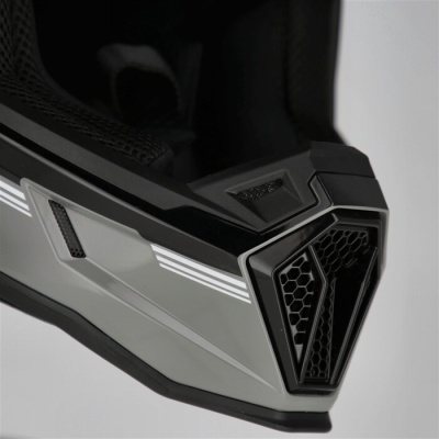Parte inferior de capacete preto e cinzento com grelha hexagonal