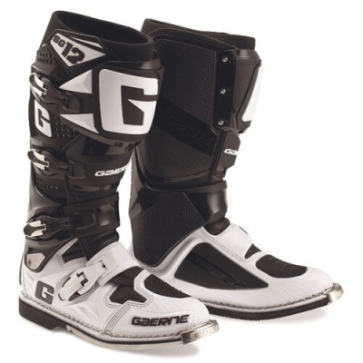 Botas de motocross pretas e brancas com fivelas metálicas e texto GAERNE e 9012