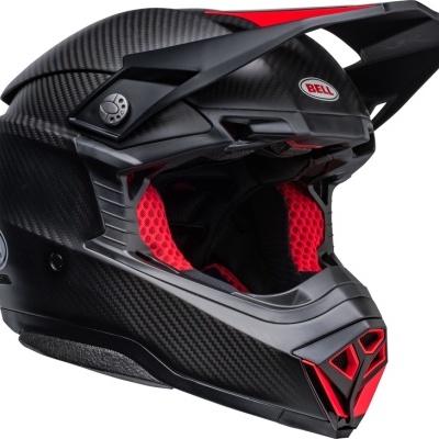 Capacete integral para motocross preto com detalhes vermelhos e acabamento em fibra de carbono