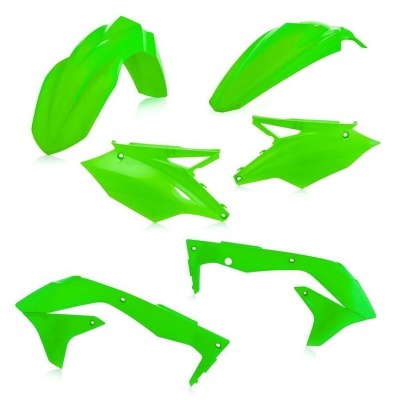 Conjunto de peças plásticas verdes para moto em fundo branco