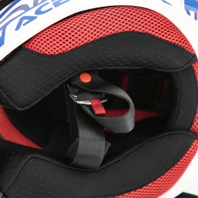 Interior de capacete com acolchoado preto e tecido vermelho, com cinto de ajuste