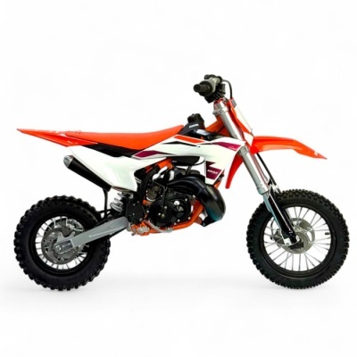 Mini moto de cross com guarda-lamas laranja e pneus de cravos