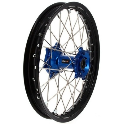 Roda de bicicleta com aro preto, raios em aço e cubo azul RFX