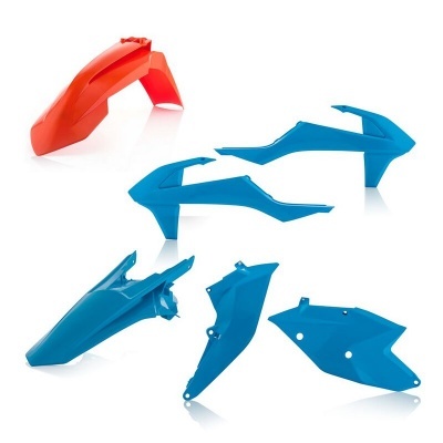 Peças plásticas para moto em laranja e azul sobre fundo branco