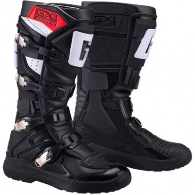 Botas pretas para motociclismo com fivelas metálicas e detalhes em branco e vermelho
