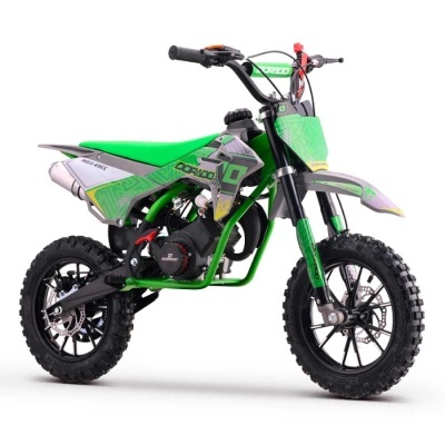 Moto de corrida infantil verde e cinza com pneus pretos e texto DORADO MO3 49CC