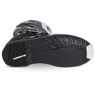 Sola de bota de motociclismo preta com detalhes em metal e texto GAERNE