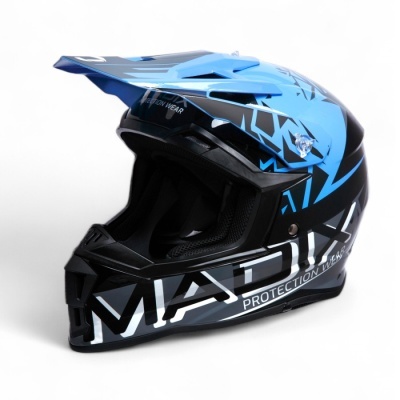 Capacete motocross azul, preto e branco com viseira e texto MADDX