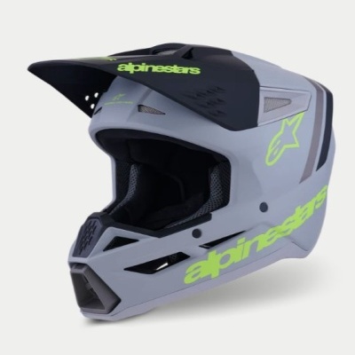 Capacete de motocrosse cinza e preto com texto verde fluorescente alpinestars