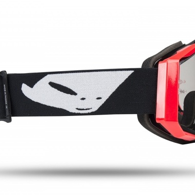 Óculos de proteção com armação preta e vermelha e cinta elástica preta com padrão branco