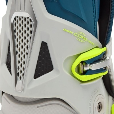 Fecho e lateral de bota desportiva branca com azul, cinza e amarelo fluorescente