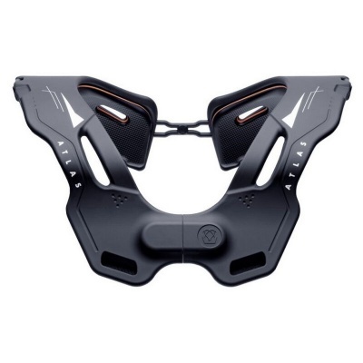 Colar cervical ortopédico preto com detalhes laranja e texto ATLAS