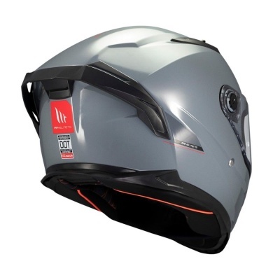 Capacete de motociclista cinza com detalhes pretos e etiquetas vermelhas