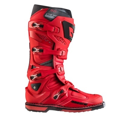 Bota de motocross vermelha com fivelas