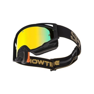 Óculos desportivos pretos com lente amarela espelhada e fita preta com texto