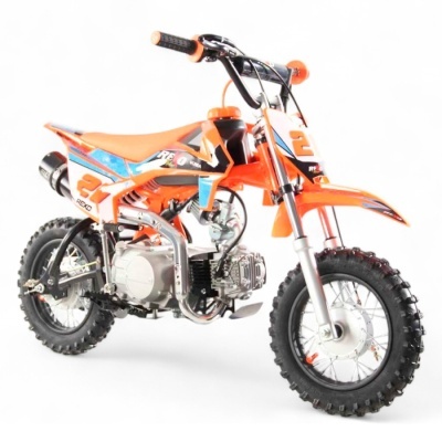 Motocross infantil laranja com detalhes azuis e pretos, pneus com rasto profundo e motor visível.