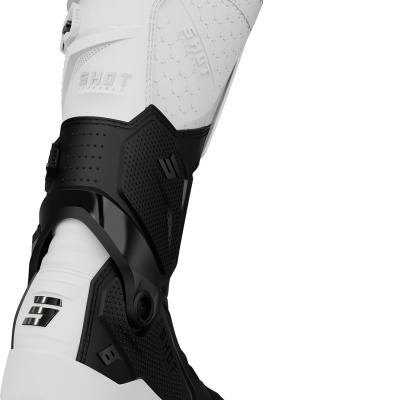 Bota de motocross preta e branca com detalhes em relevo e texto SHOT e S3