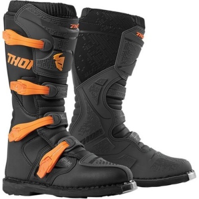 Botas de motocross pretas com detalhes laranja e fechos ajustáveis.