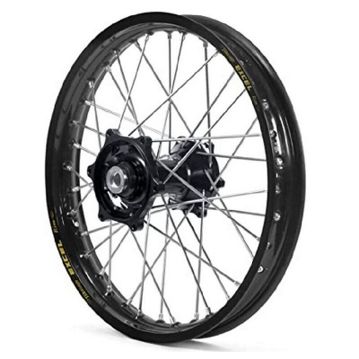 Roda preta para mota com raios metálicos e texto amarelo no aro