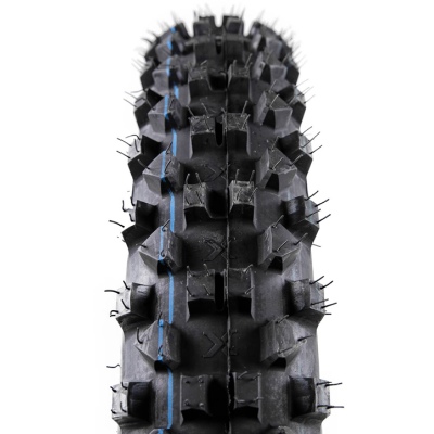 Pneu preto de bicicleta com banda de rodagem e linha azul central