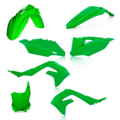 Peças plásticas verdes para motocicleta sobre fundo branco