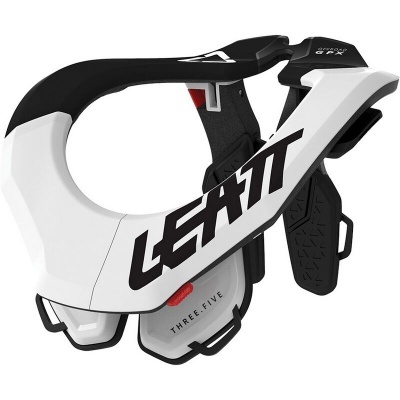 Protetor cervical desportivo preto e branco com o texto LEATT.