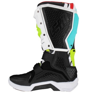 Bota desportiva de motociclismo com cores preto, branco, azul turquesa, amarelo e vermelho.