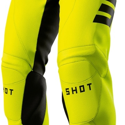 Calças desportivas amarelo fluorescente com detalhes em preto e palavras SHOT nos joelhos