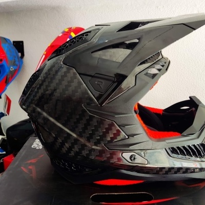 Capacete integral preto padrão fibra de carbono com interiores vermelhos