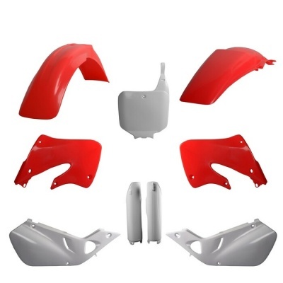 Peças plásticas para motocicleta em vermelho e branco dispostas sobre fundo branco