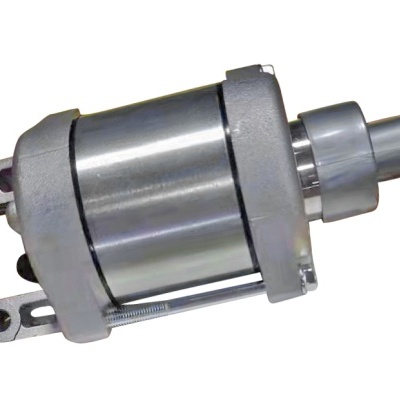 Motor elétrico cilíndrico metálico prateado com estrutura cinzenta e alças de fixação