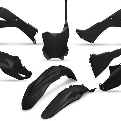 Conjunto de peças plásticas pretas para moto sobre fundo branco