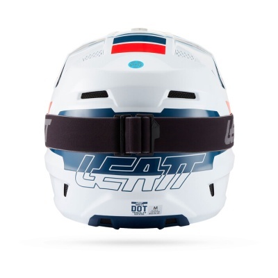 Capacete branco com detalhes azuis e vermelhos visto de trás