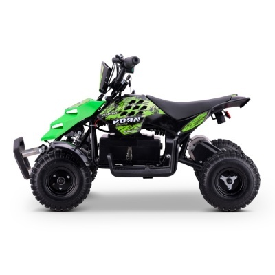 Quadriciclo elétrico verde e preto para crianças com pneus largos e texto decorativo.