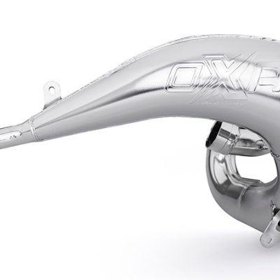 Escape metálico prateado com gravação 'OXHO'