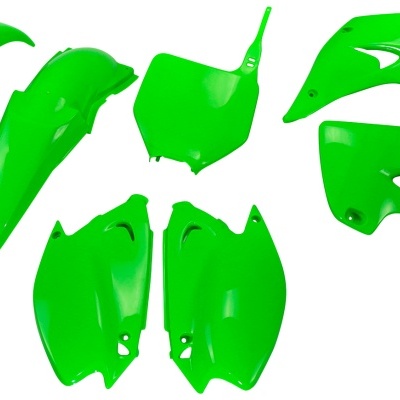 Peças plásticas verdes para moto sobre fundo branco