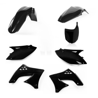 Peças plásticas pretas para mota dispostas sobre fundo branco