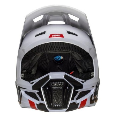 Capacete integral cinza com texto LEATT vermelho na frente