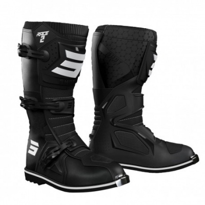 Botas de motocross pretas com detalhes brancos e fechos de fivela